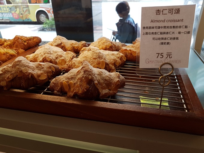 杏仁可頌 Almond croissant（アーモンドクロワッサン）75元