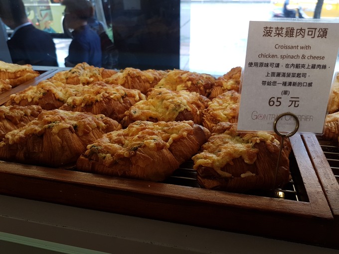 菠菜雞肉可頌 Croissant with chicken spinach & cheese（鶏肉とほうれん草のクロワッサン）65元