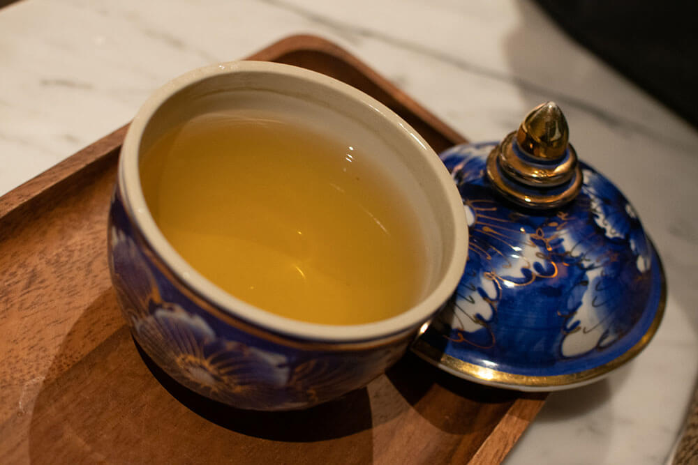足裏マッサージ中に出されるお茶セット