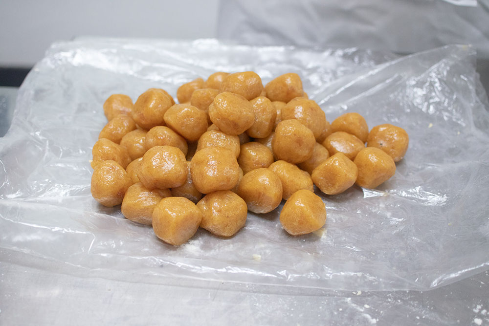 中に入れる特製のパイナップルの餡