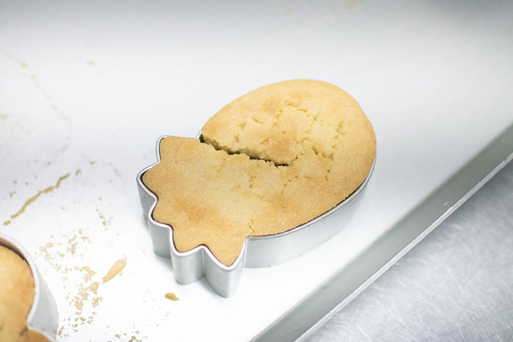 >特製パイナップル型のパイナップルケーキ!