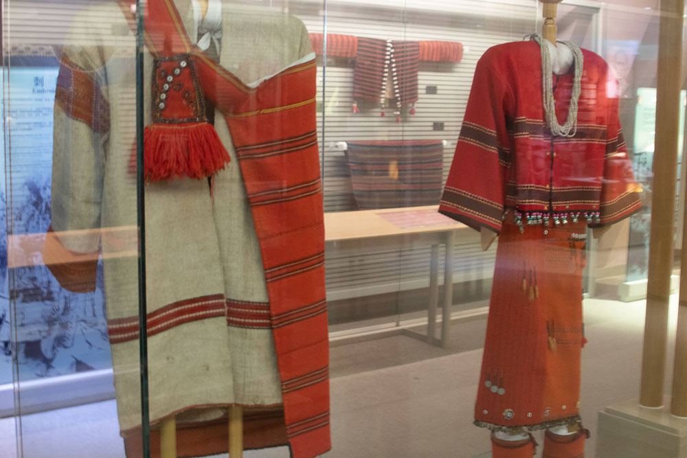 原住民の服装紹介コーナー