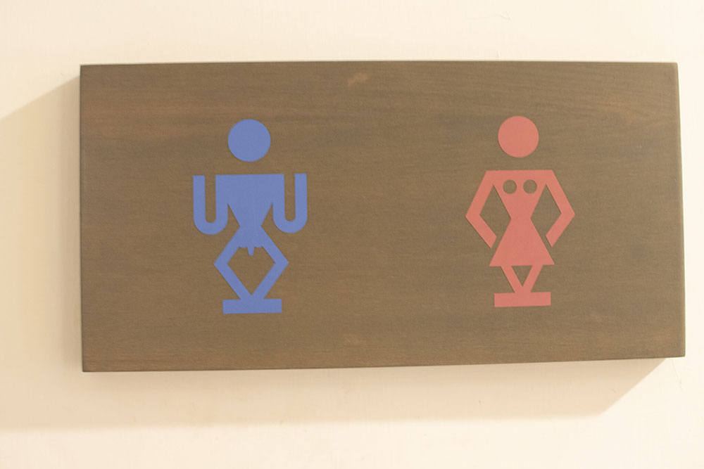 原住民風のトイレ標識