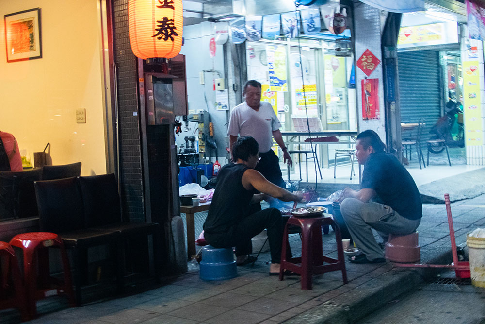 街の至る所で始まる路上焼肉
