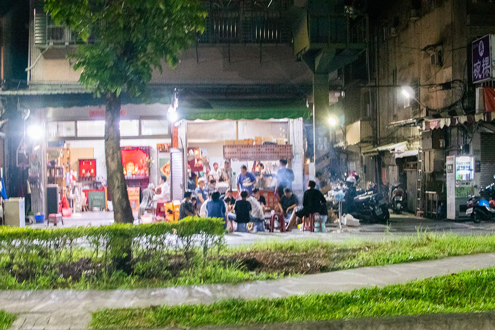お店の目の前で焼肉パーティー
