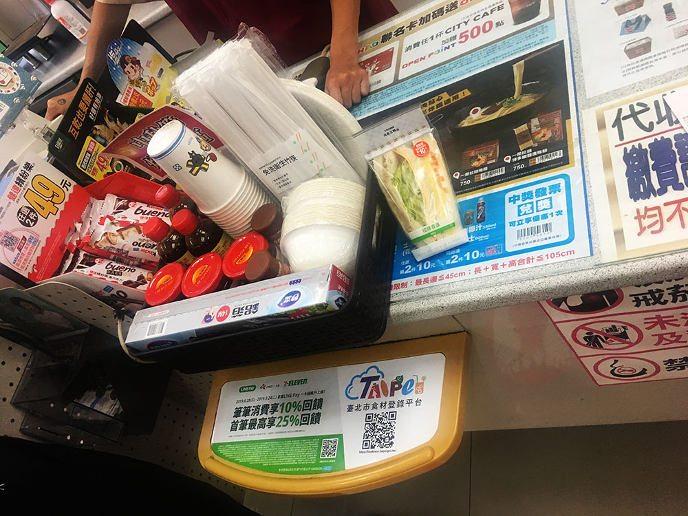 コンビニのレジに現れる焼肉セットコーナー