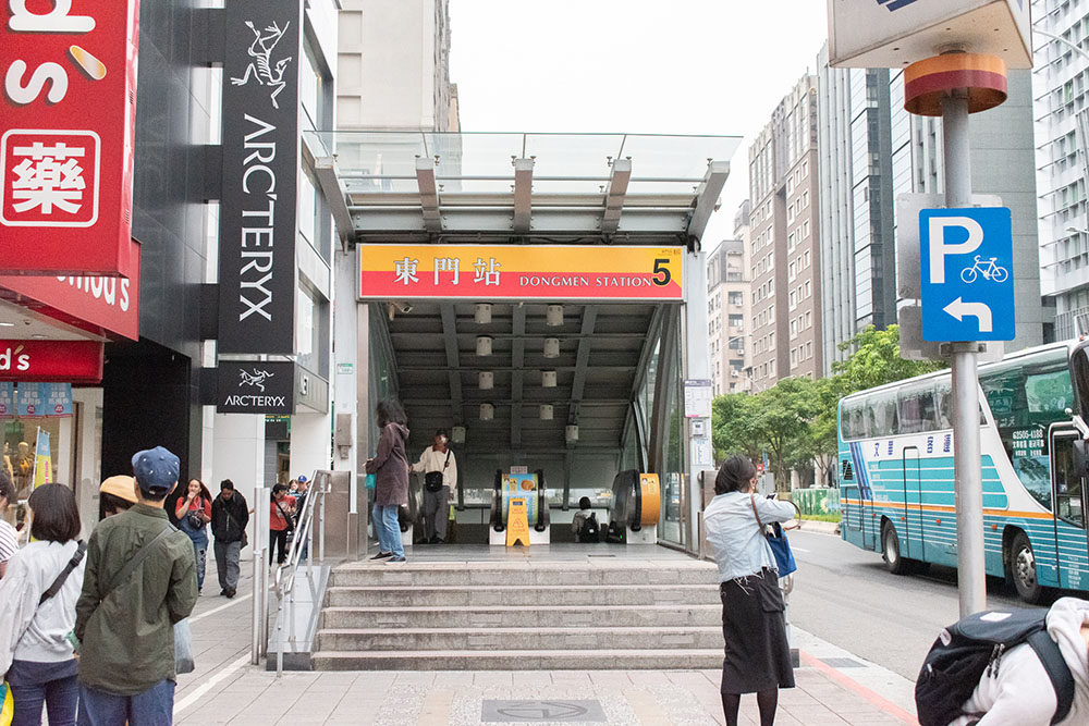 最寄り駅は東門駅の5番出口