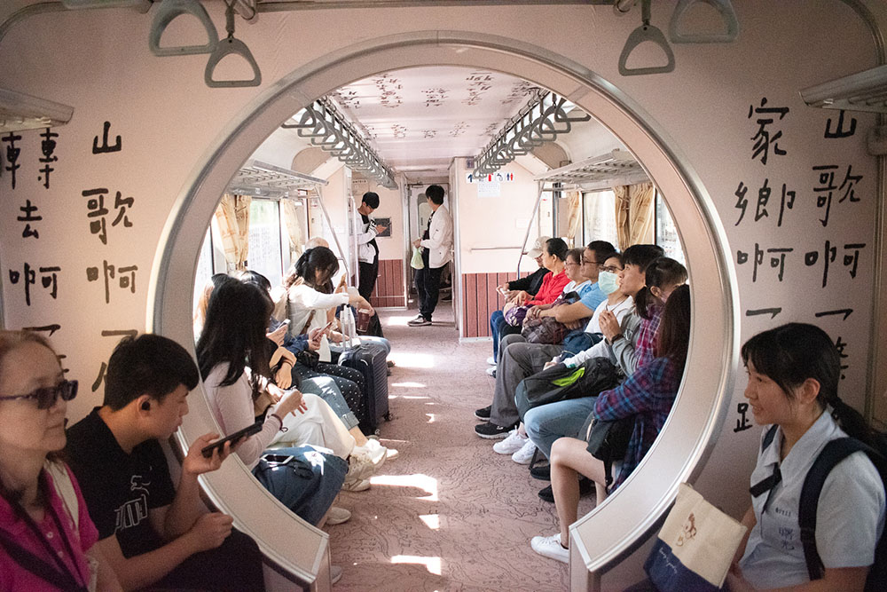 山歌列車の車内の様子