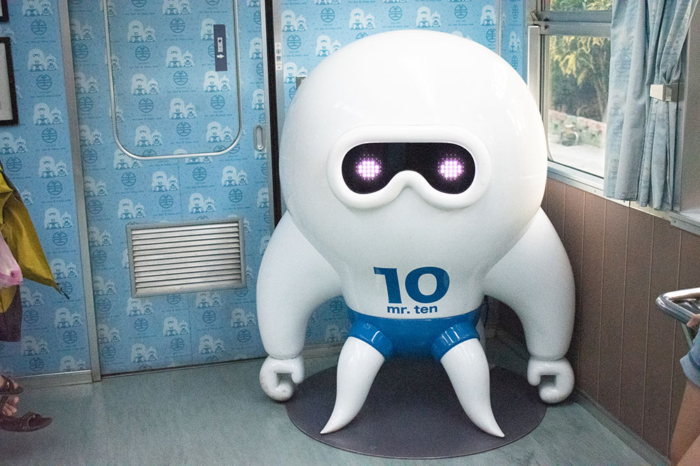 進化1001號の車内のモニュメント