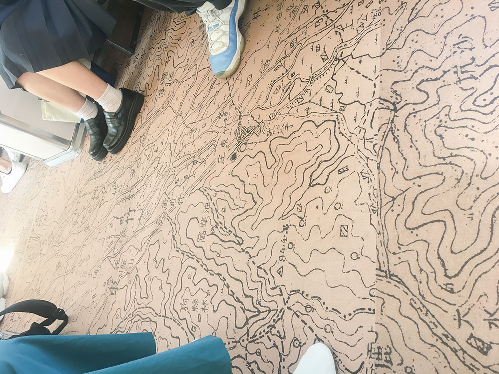 山歌列車の床に描かれた昔の地図