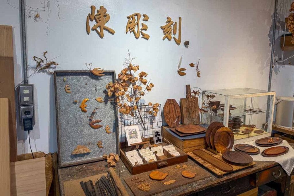 台湾　工芸品　ビンテージ　木彫りの壁掛け 台中：中區】日本時代からの伝統工芸を世代を跨ぎ新しい形へ「陳彫刻處